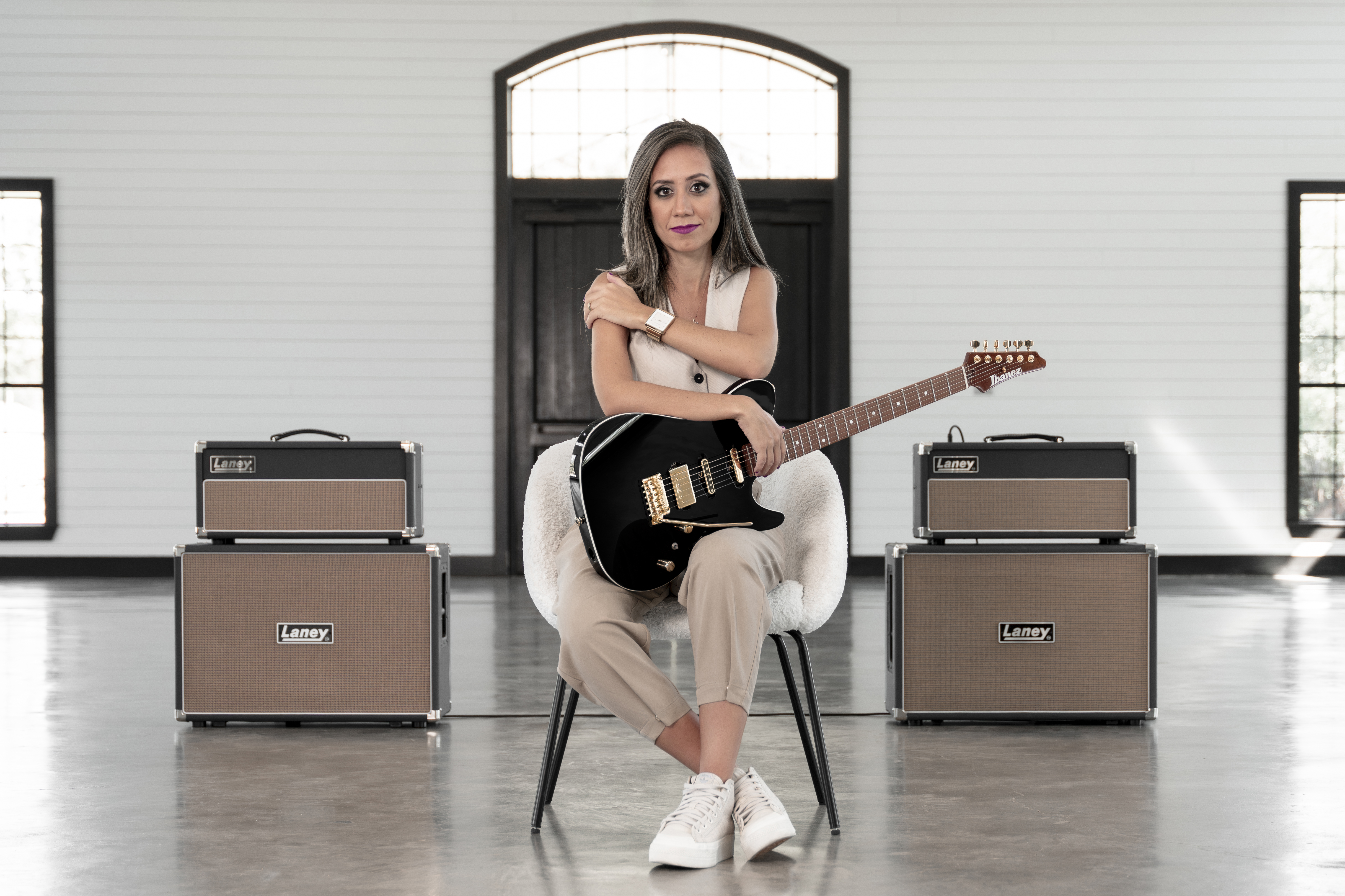 Lari Basilio con su Ibanez LB1-BK by Eduardo Orelha