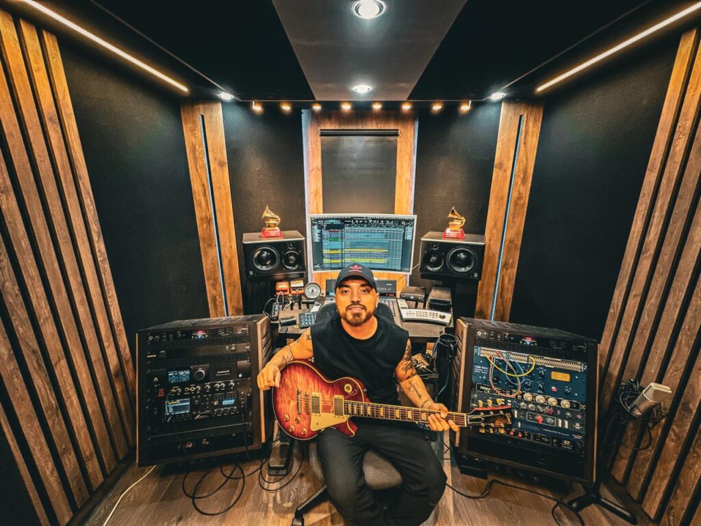 Daniel Uribe en su estudio