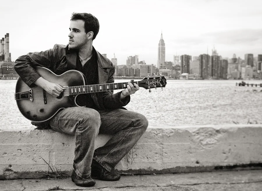 Gilad Hekselman con Manhattan al fondo