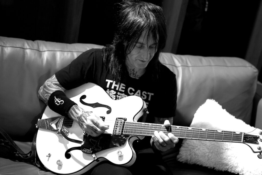 Fortus con su Gretsch G6636T-RF Richard Fortus Signature Falcon