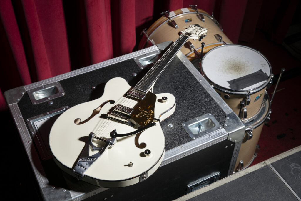 Fortus con su Gretsch G6636T-RF Richard Fortus Signature Falcon